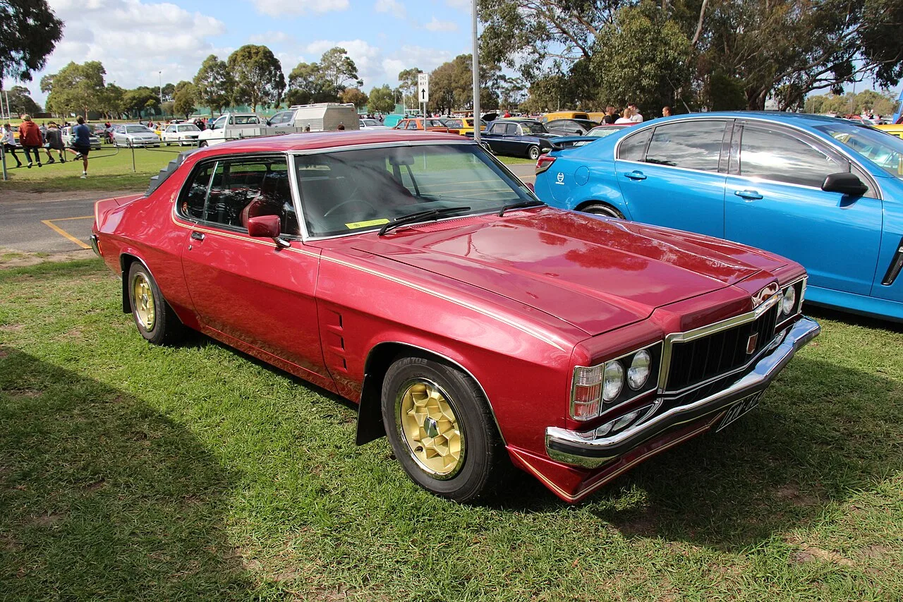 Holden HX, side