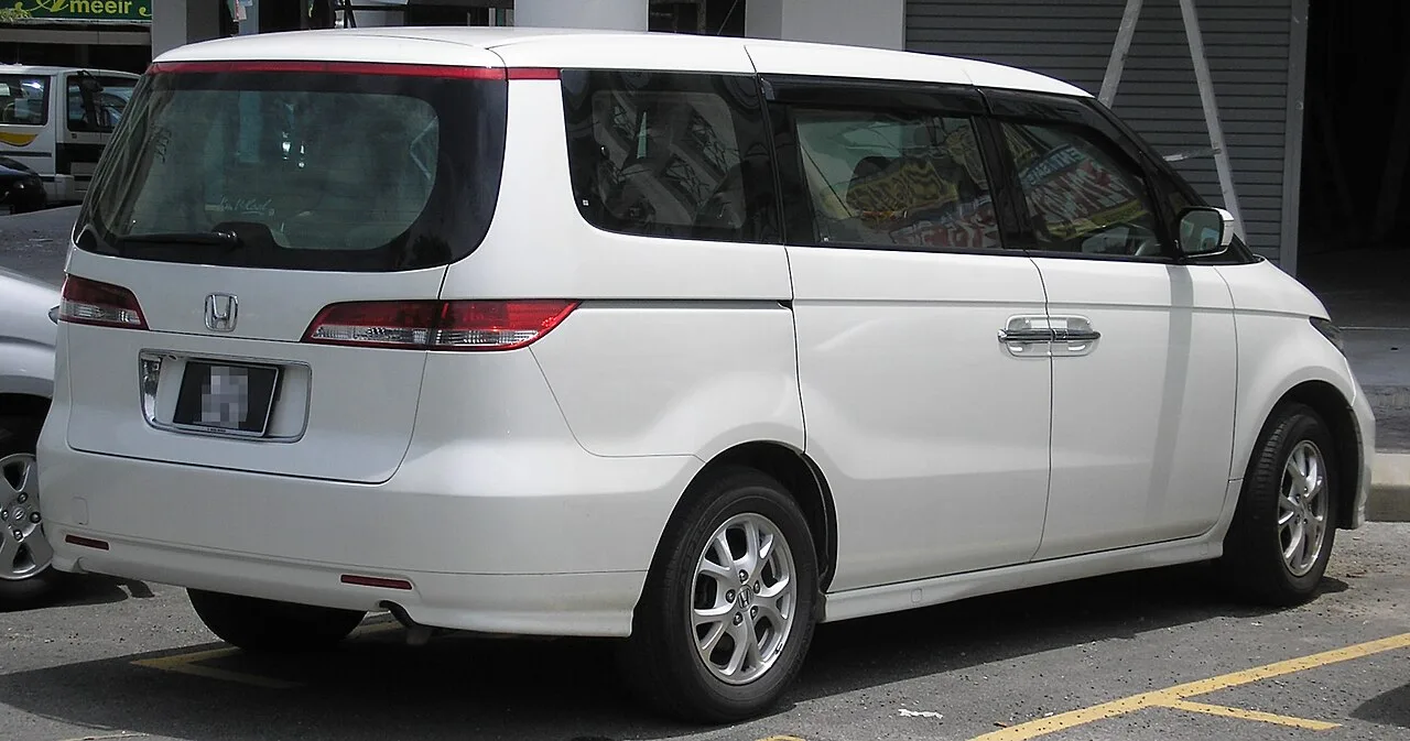 Honda Elysion RC1/RC2, rear