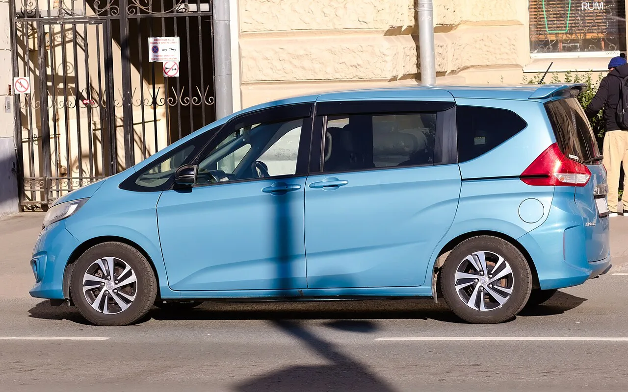 Honda Freed GT1–GT8, side