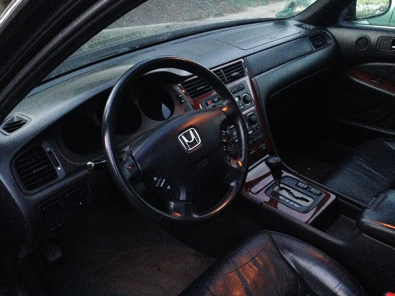 Honda Legend KA9 third generation, interior