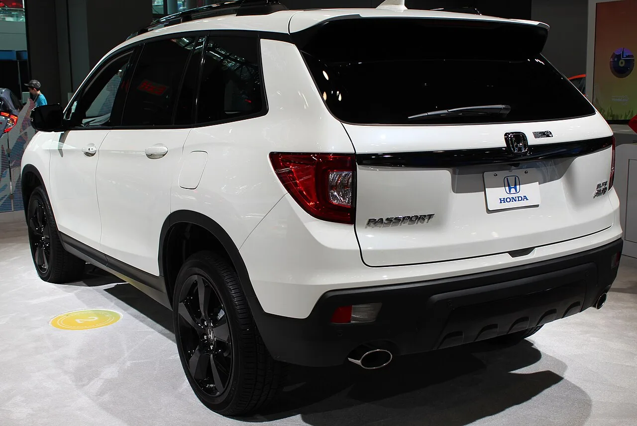 Honda Passport, rear