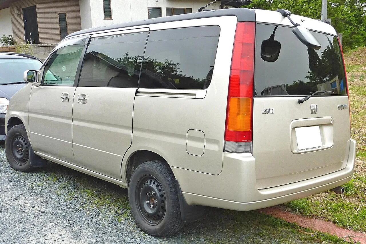 Honda Stepwgn RF3–RF8, rear