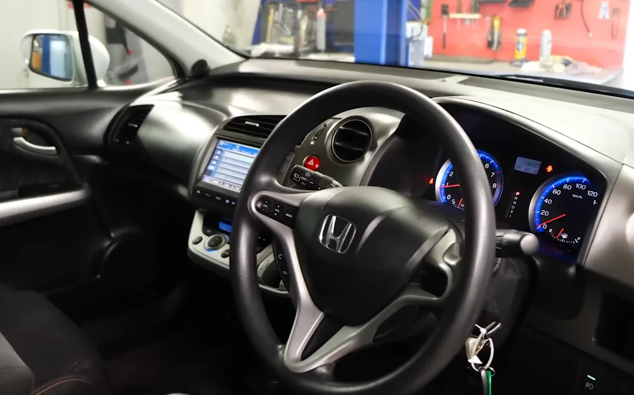 Honda Stream RN6–RN9, interior