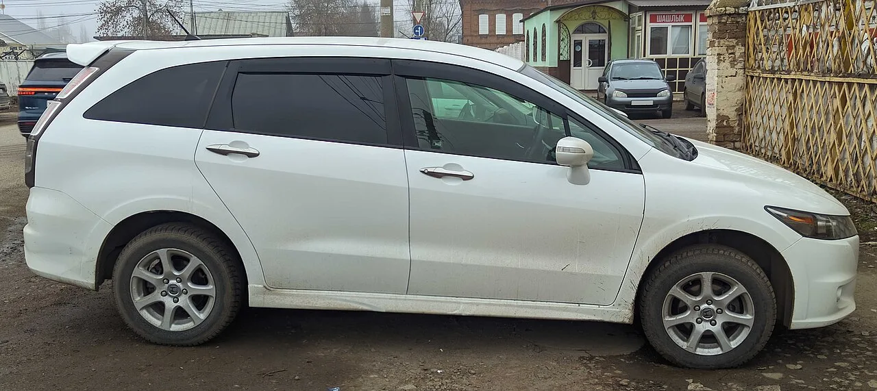 Honda Stream RN6–RN9, side