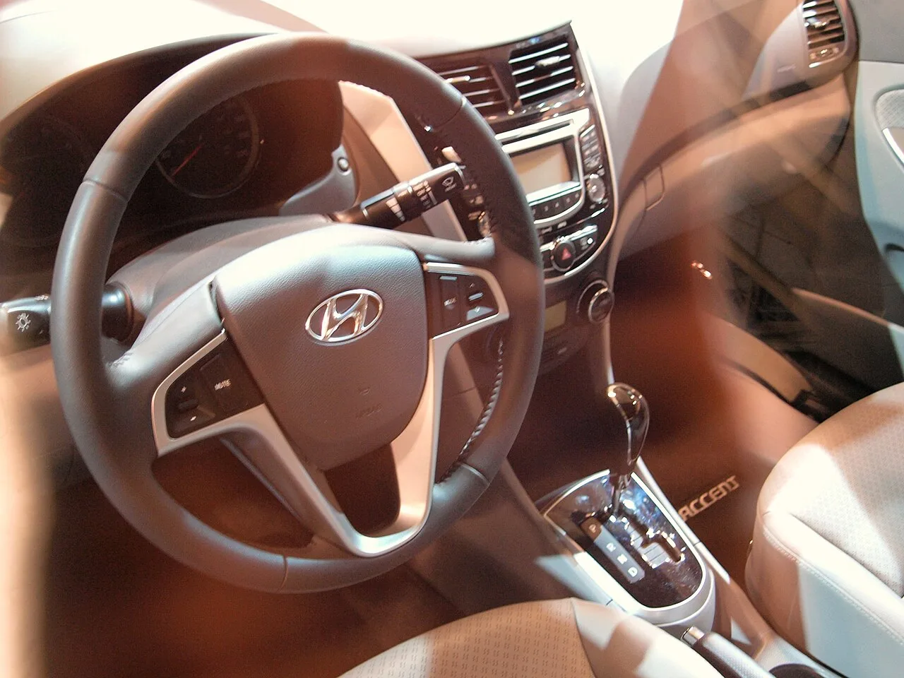 Hyundai Accent, interior