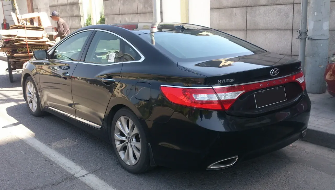 Hyundai Azera, rear