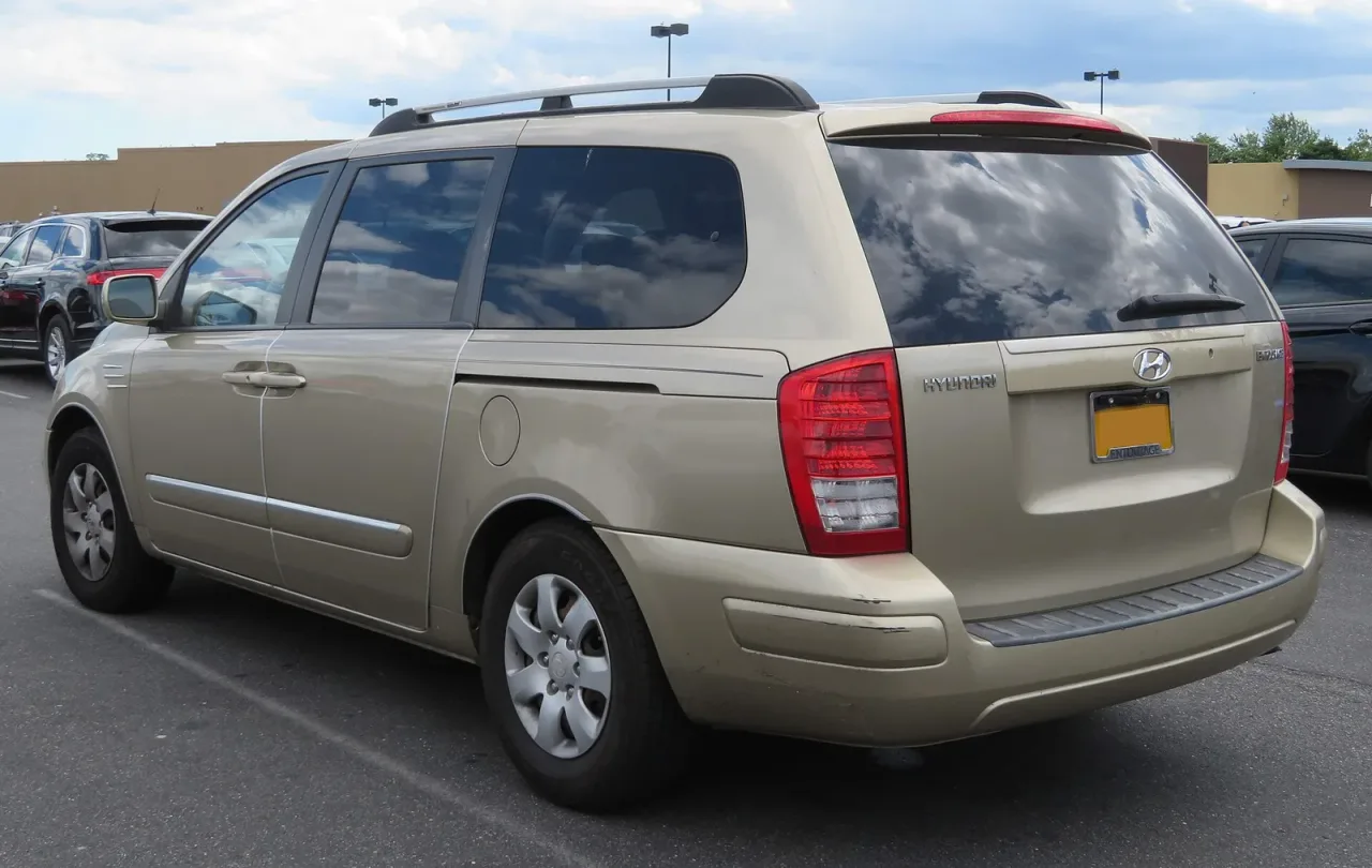 Hyundai Entourage, rear