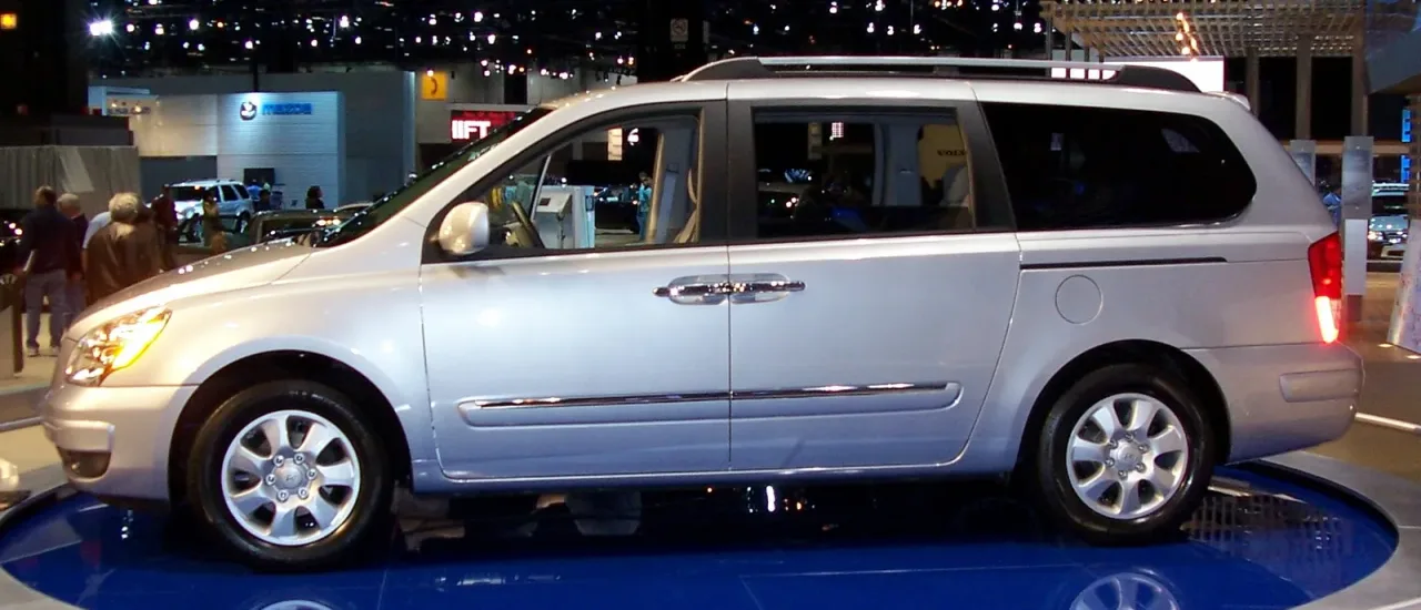 Hyundai Entourage, side