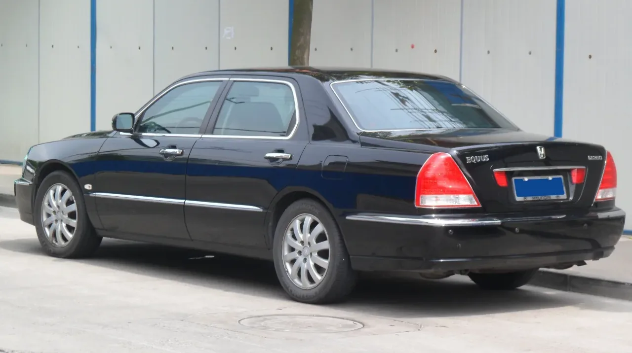 Hyundai Equus, rear