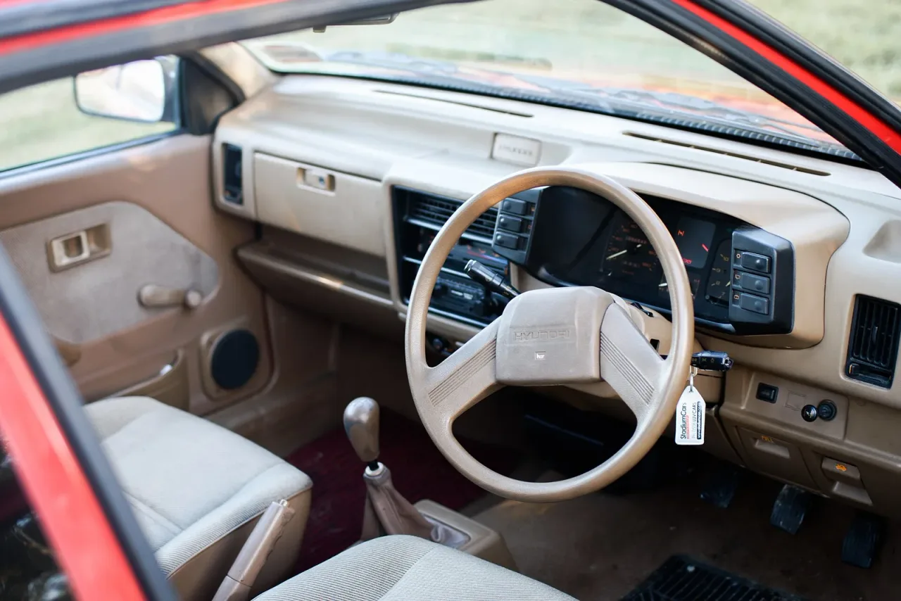 Hyundai Excel, interior