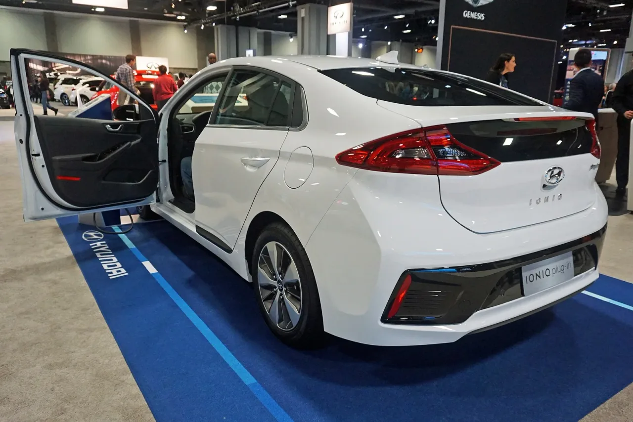 Hyundai Ioniq, side