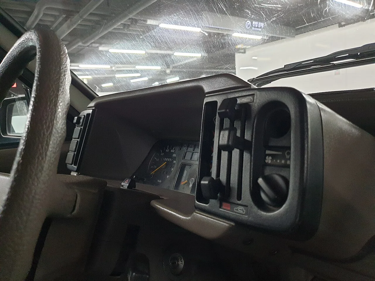Hyundai Pony II, interior
