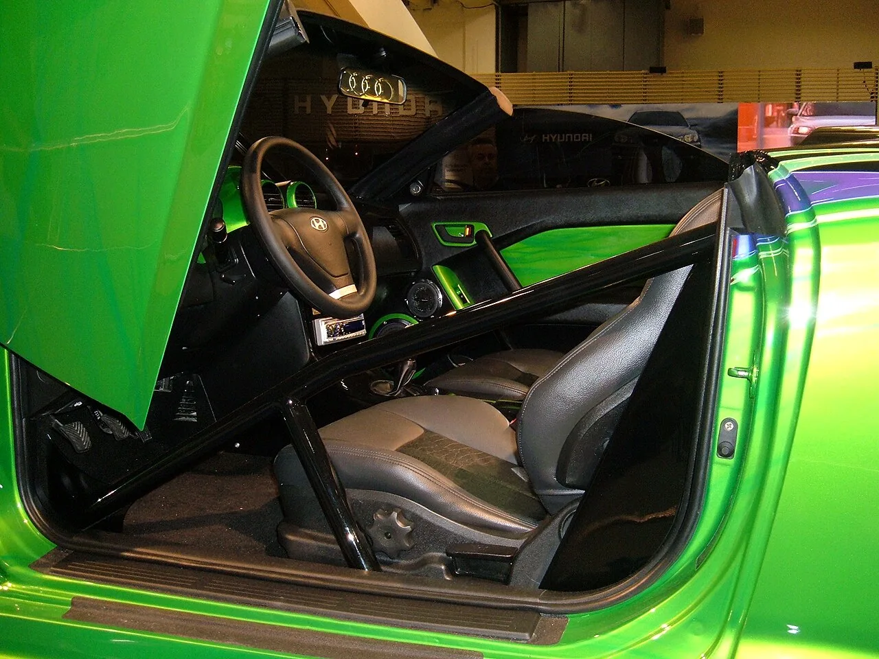 Hyundai Tiburon, side