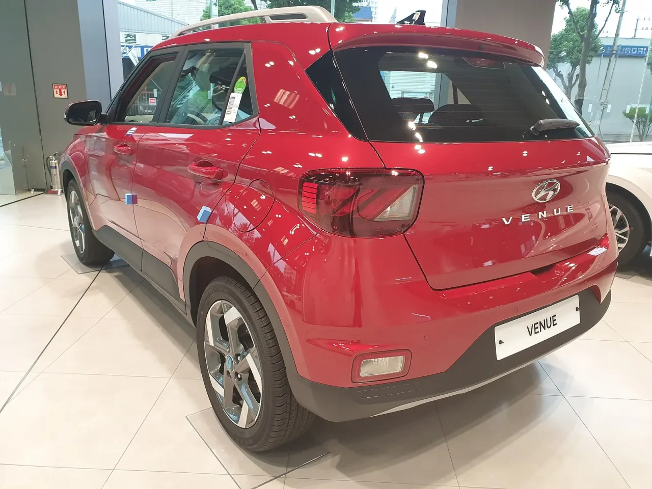 Hyundai Venue, side