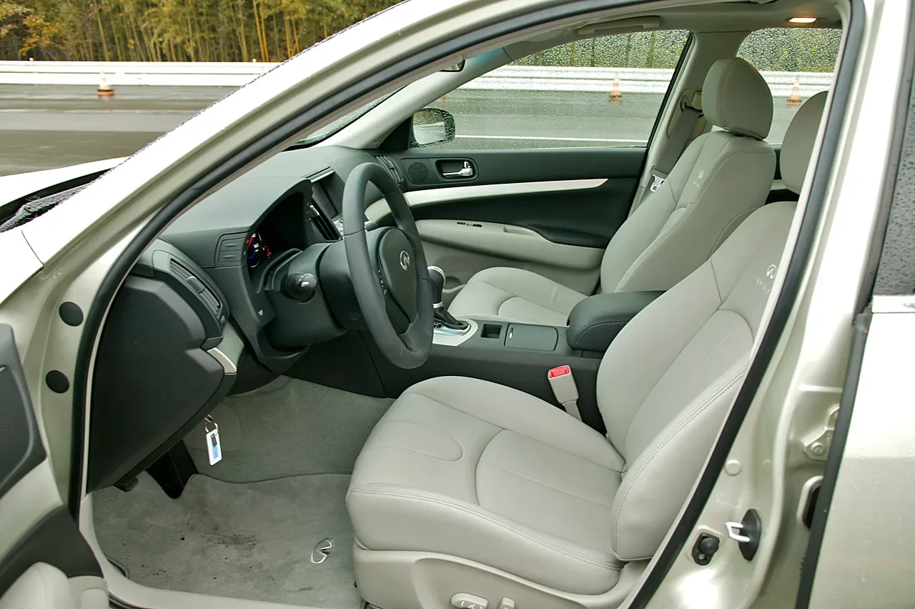Infiniti G35, interior