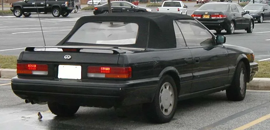 Infiniti M30, rear