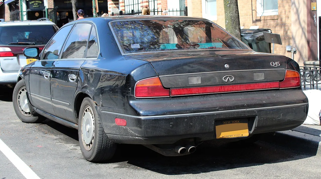 Infiniti Q45, rear