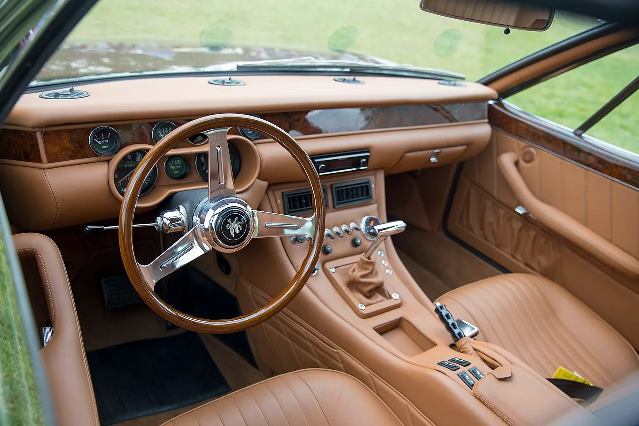 Iso Fidia, interior