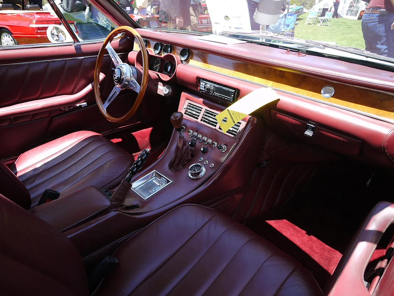 Iso Lele, interior