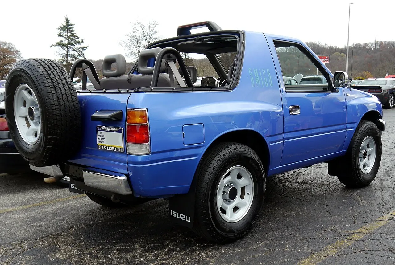 Isuzu Amigo, rear