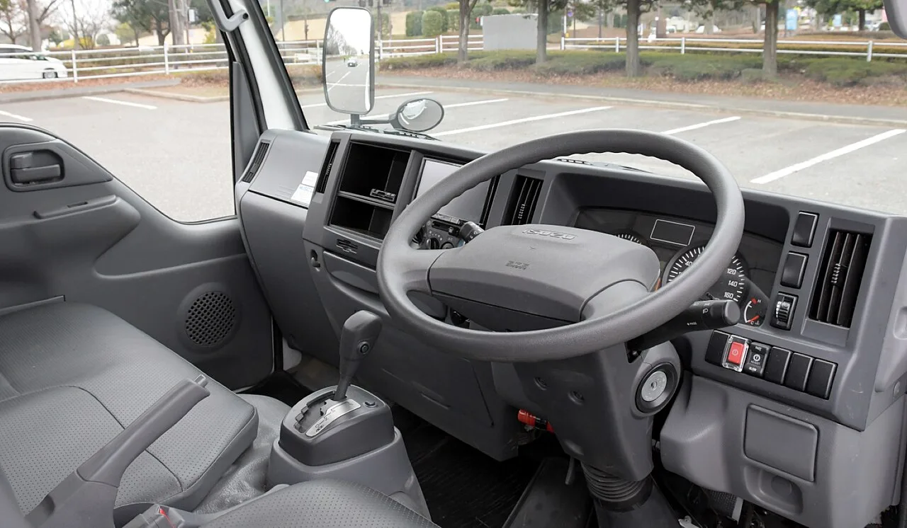 Isuzu Elf second generation, interior