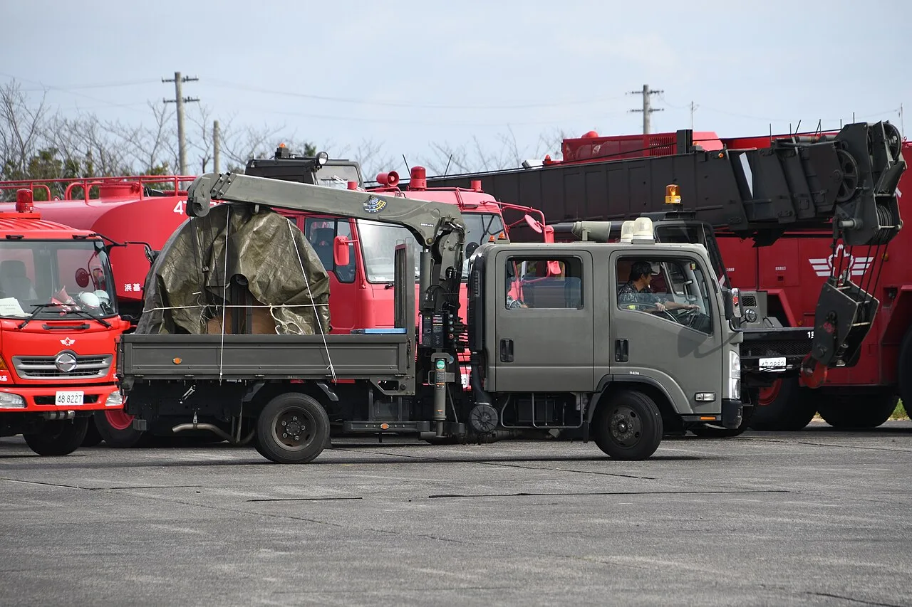 Isuzu Elf sixth generation, side