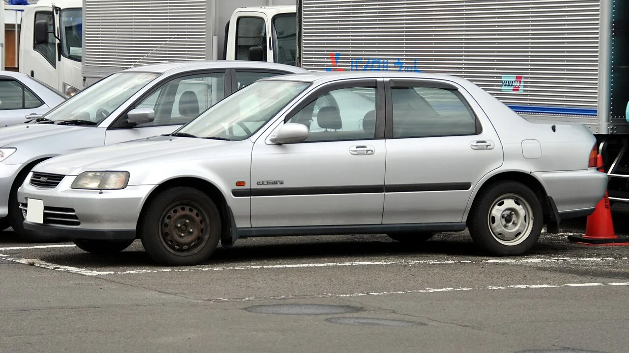 Isuzu Gemini, side