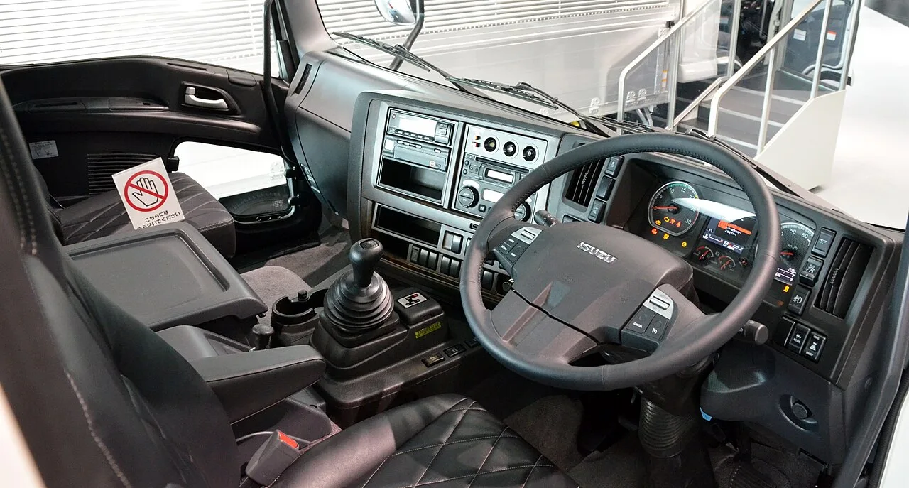 Isuzu Giga, interior