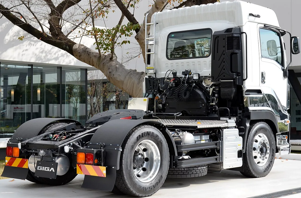 Isuzu Giga, rear