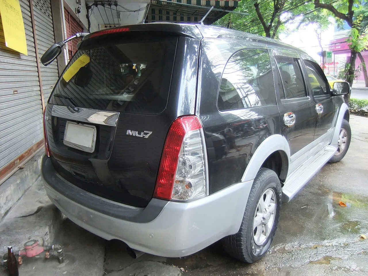 Isuzu MU-7, rear