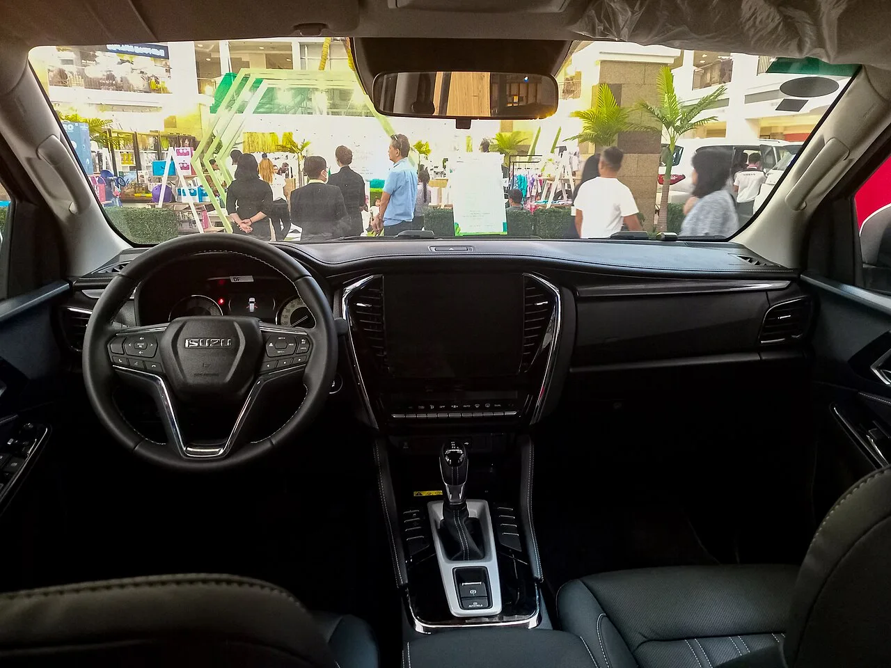 Isuzu MU-X RJ, interior