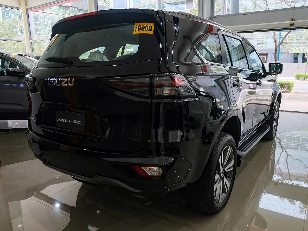 Isuzu MU-X RJ, rear