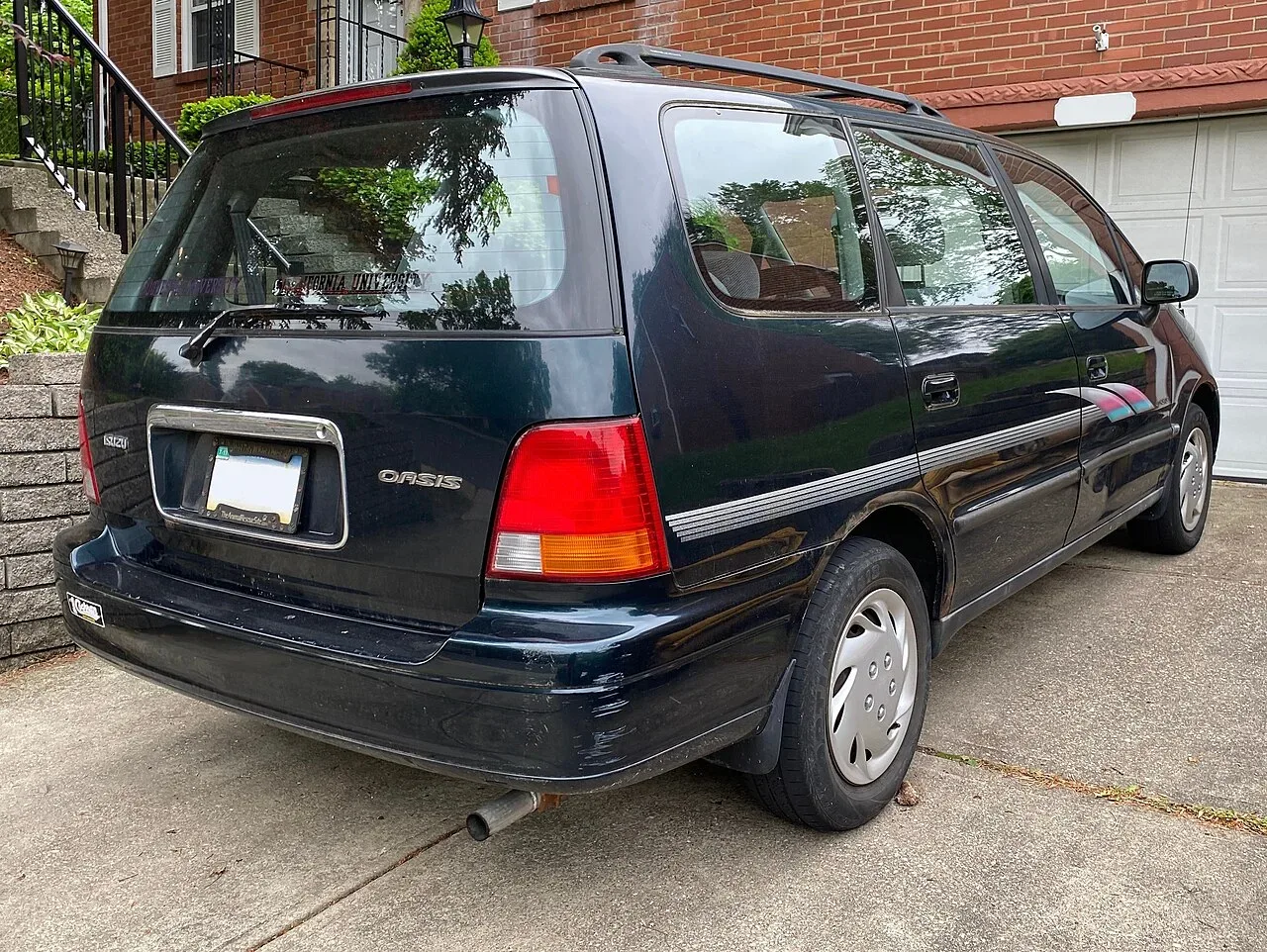 Isuzu Oasis, rear