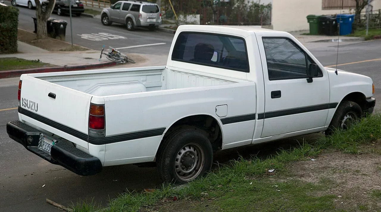 Isuzu Pickup, rear