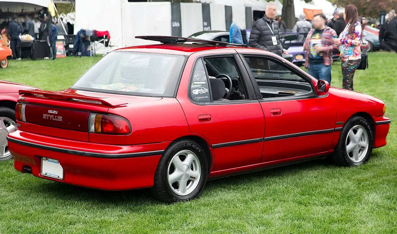Isuzu Stylus, rear