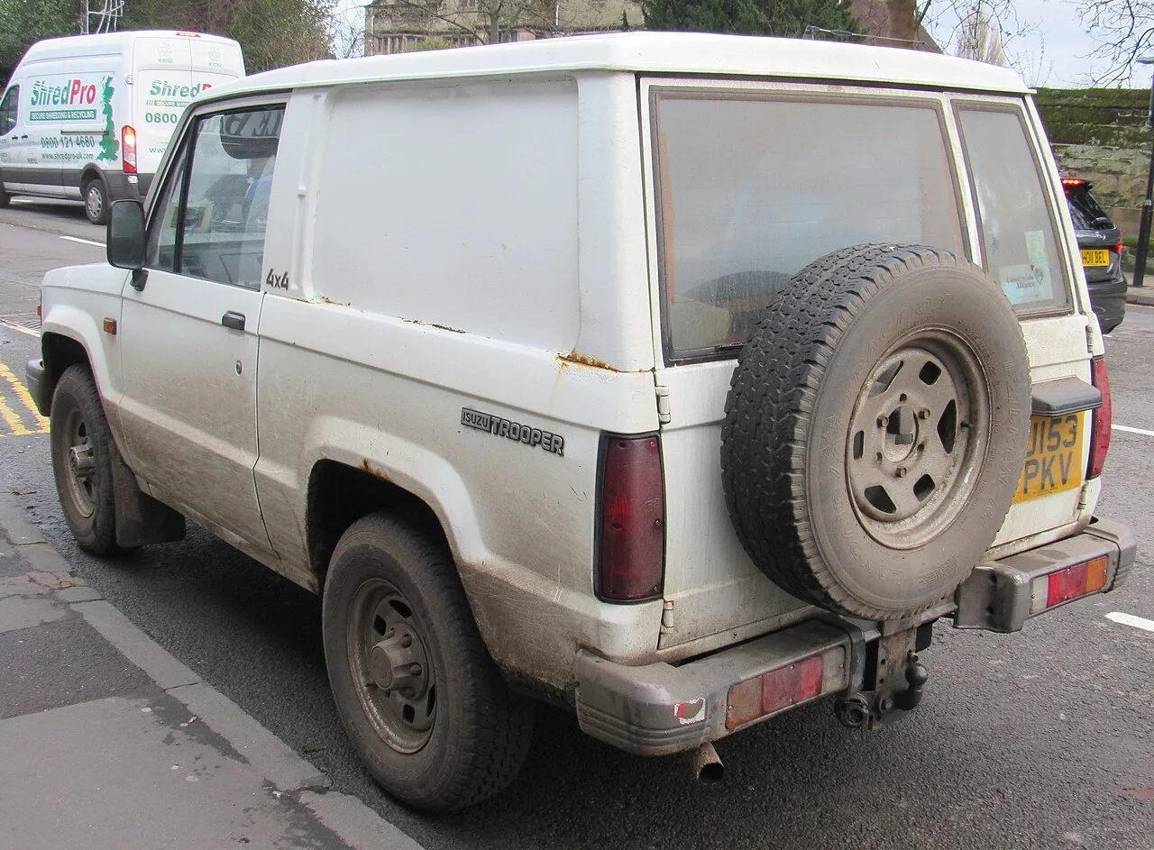 Isuzu Trooper, rear