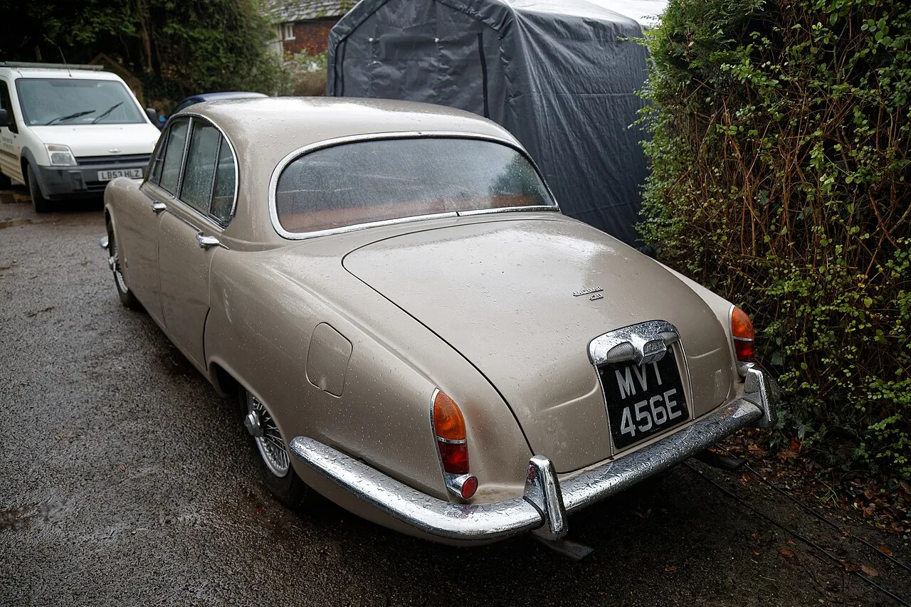 Jaguar 420 and Daimler Sovereign, rear