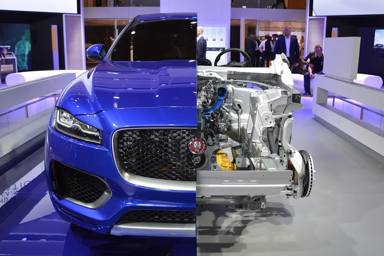 Jaguar F-Pace, side