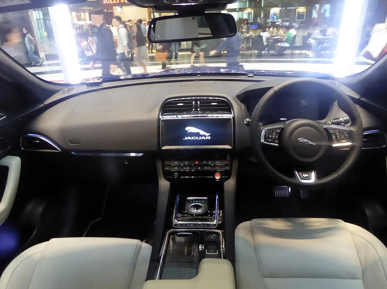 Jaguar F-Pace SVR, interior