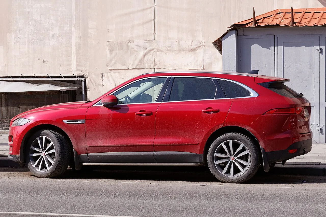 Jaguar F-Pace SVR, side