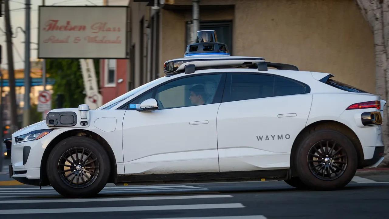 Jaguar I-Pace, side