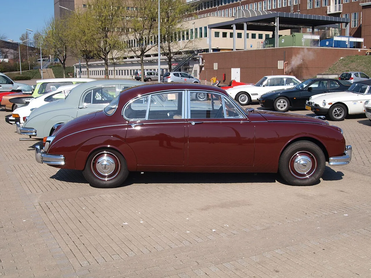 Jaguar Mark 2, side