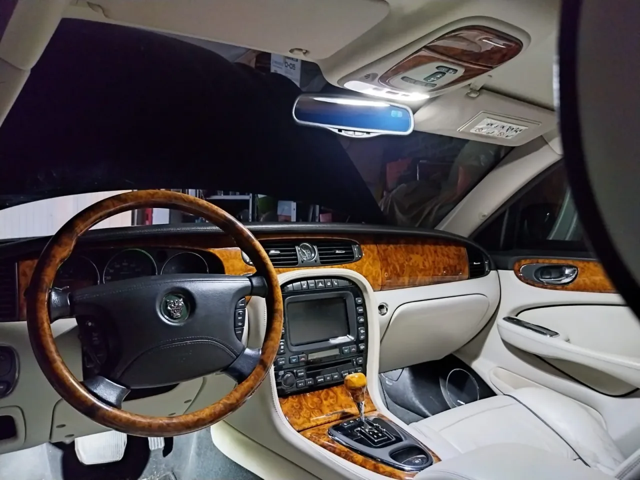 Jaguar Super V8, interior