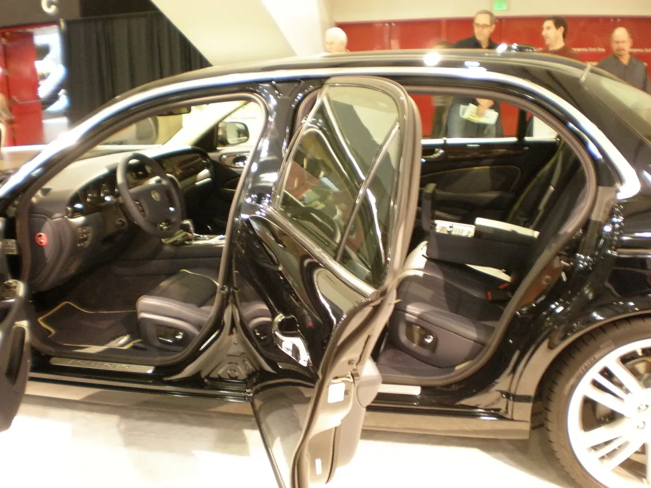 Jaguar Super V8, side