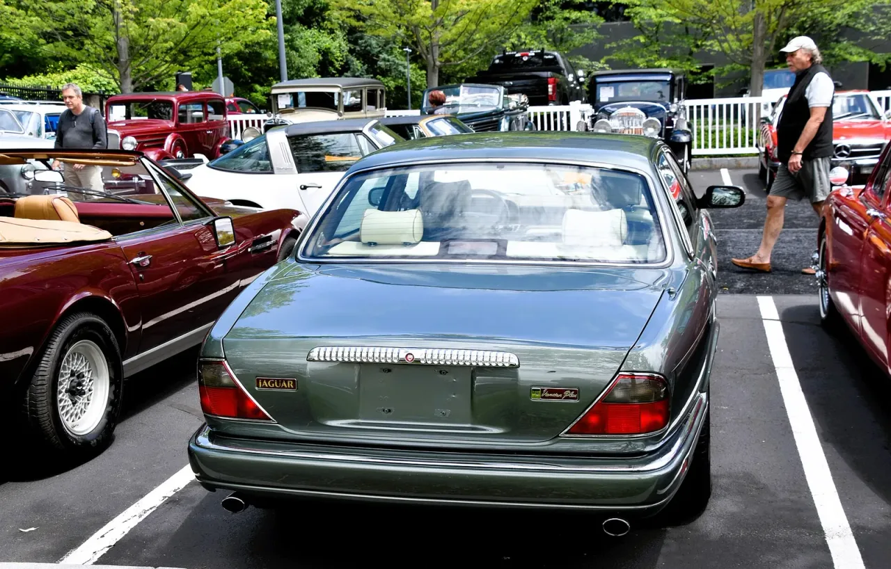 Jaguar Vanden Plas, rear
