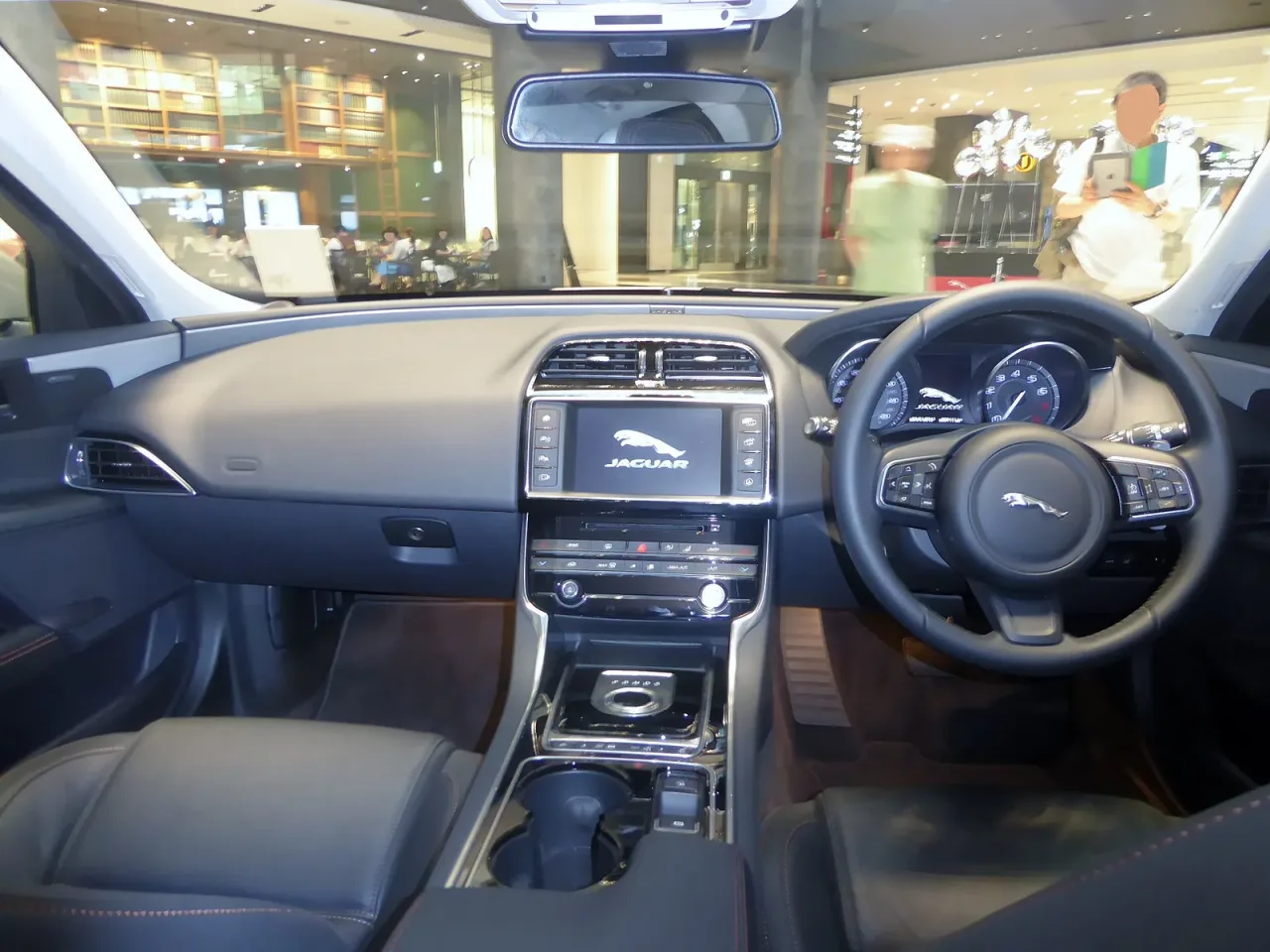 Jaguar XE, interior