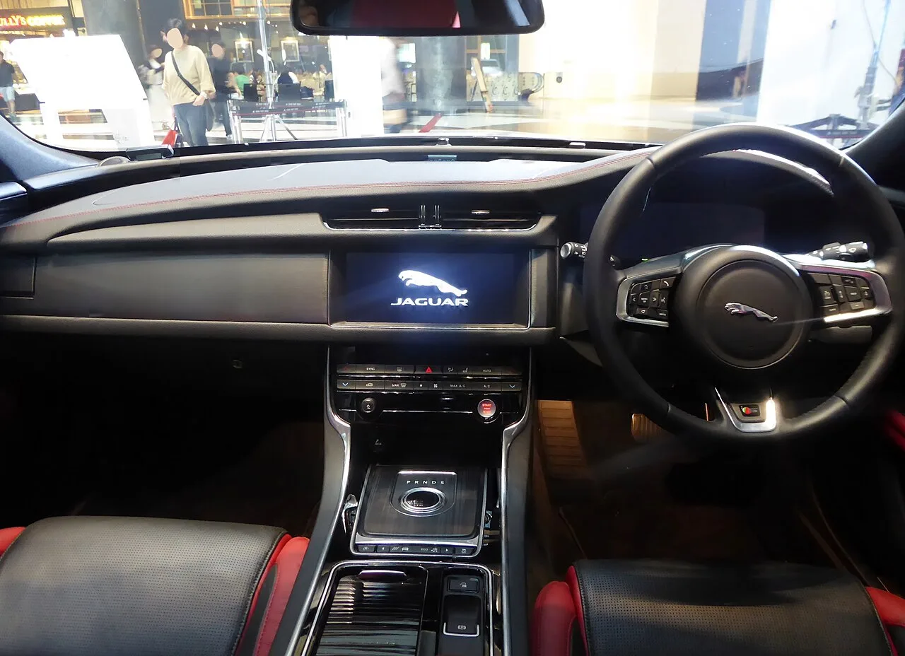 Jaguar XF, interior