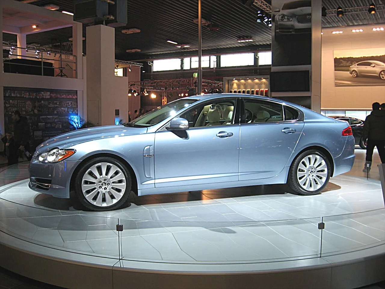 Jaguar XF, side