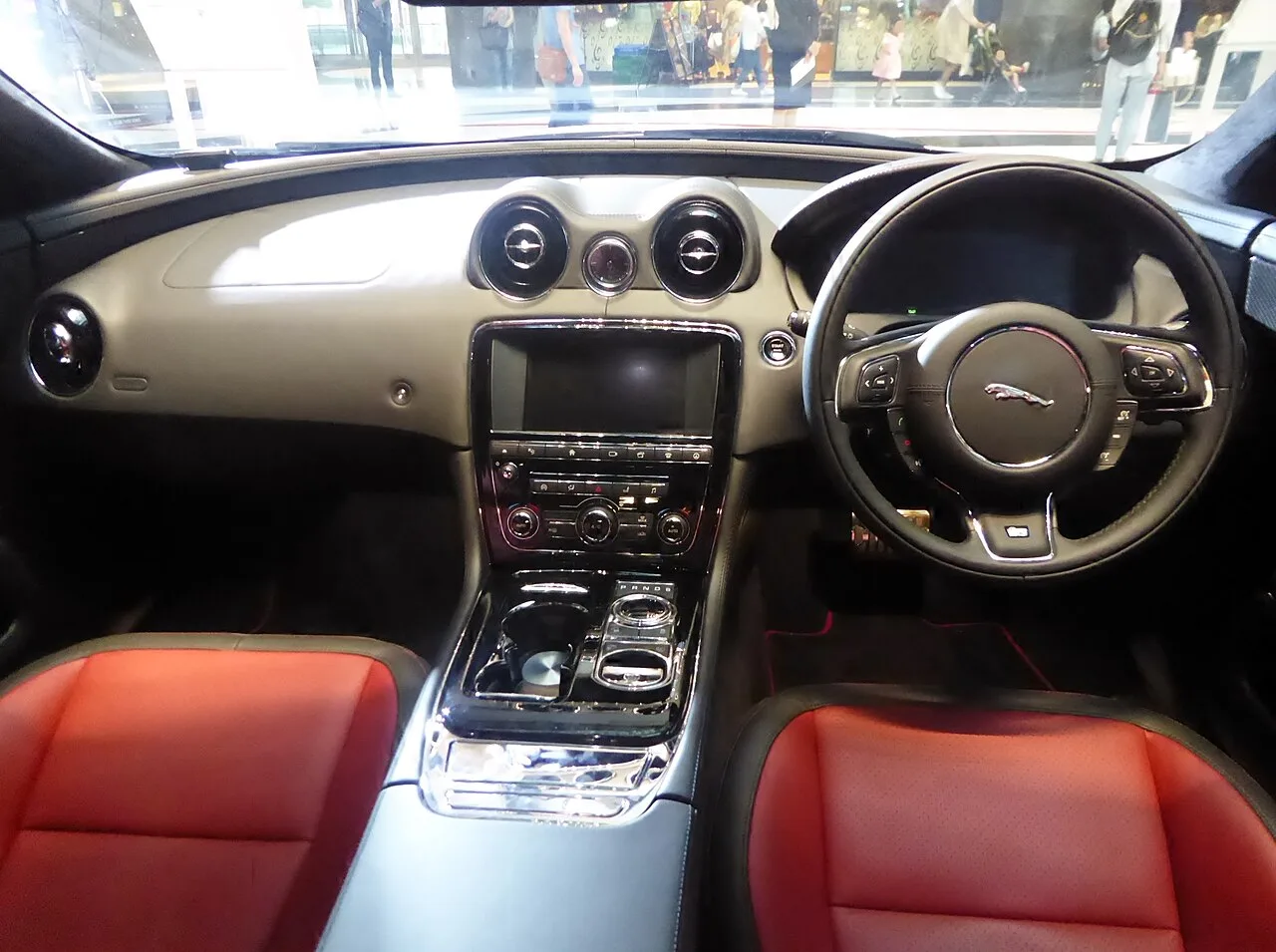 Jaguar XJ, interior