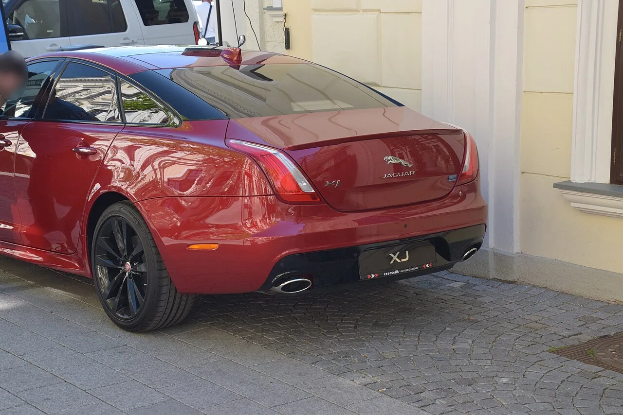 Jaguar XJ, rear